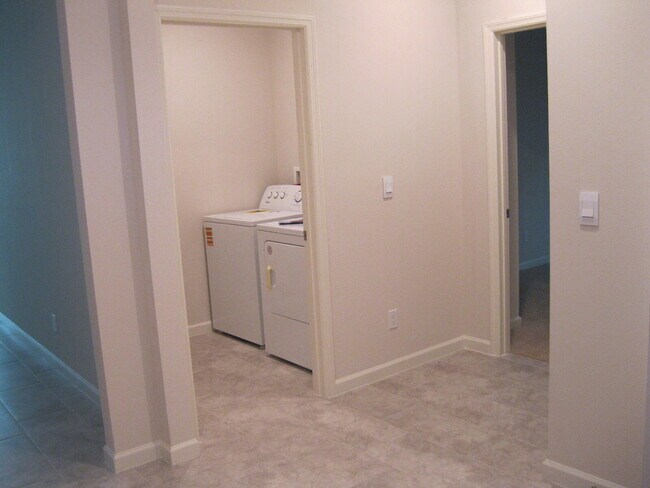 Building Photo - 476 Seafoam Cir