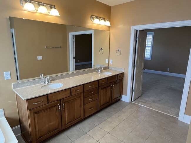 Building Photo - Stunning 6 Bedroom home in South Charlotte...