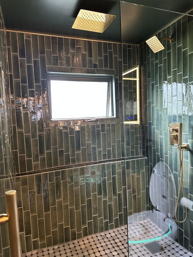 Building Photo - Newly Updated 4 Bedroom UMED Home!