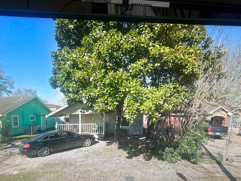 Building Photo - 8201 Bangle St