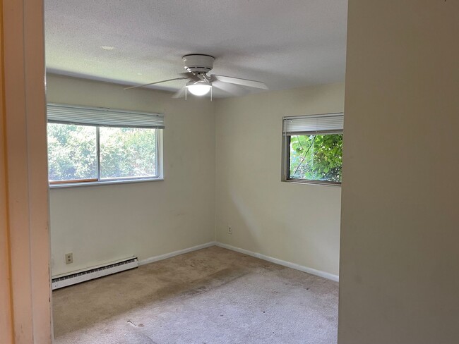 Building Photo - 2 Bedroom Condo in a central location!