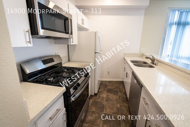 Building Photo - 14900 Moorpark St