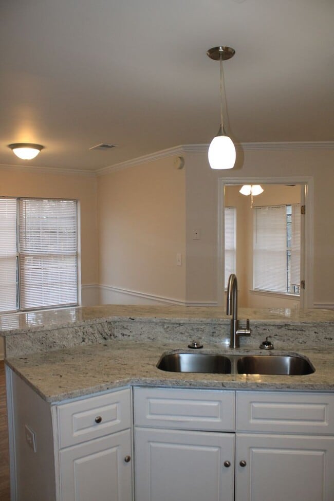 Building Photo - 3 Bedroom 2 Bath W/Bonus South Augusta!