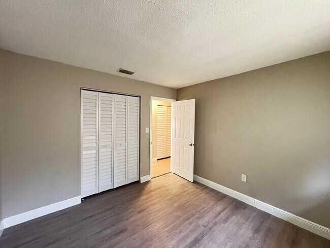 Building Photo - Beautifully Renovated 2 Bedroom, 1 Bathroom Home in Prime Ocala Location! Lawn Care Included!