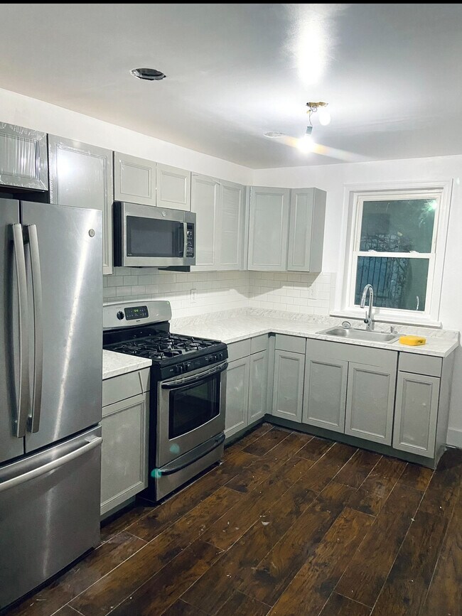 Building Photo - 935 N Saint Bernard St