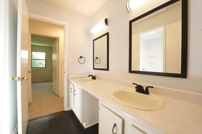 Building Photo - 203 Walker Dr