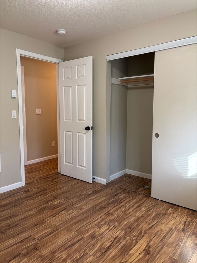 Building Photo - Located in a Desirable Area in Wilsonville 2 Bedroom Unit in a 4 Plex