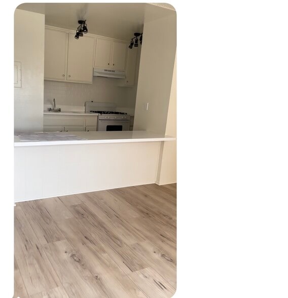 Full kitchen new appliance free water - 7805 Reseda Blvd