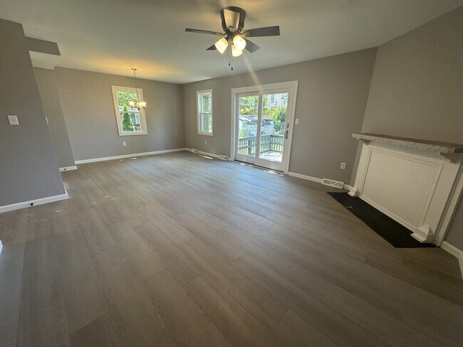 Building Photo - 842 A Woodcrest Dr