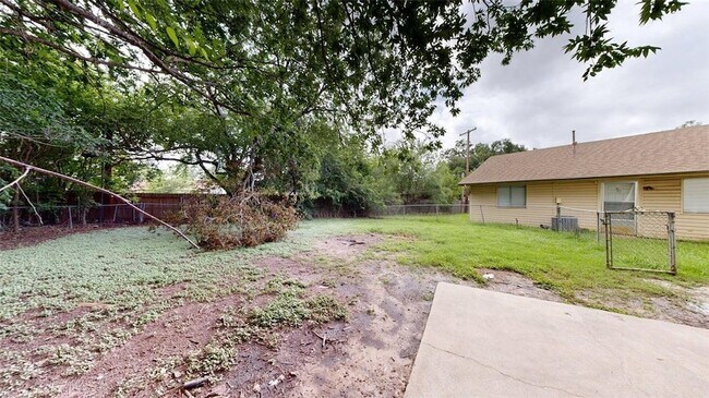 Building Photo - 1915 Pine Tree Dr