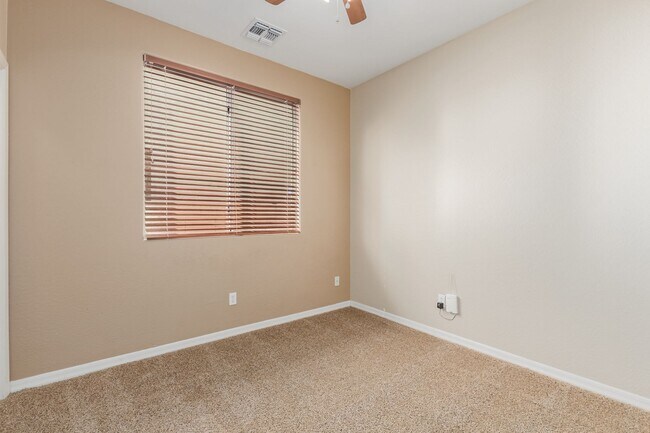 Building Photo - Spacious 4 bedroom home with full bath and...