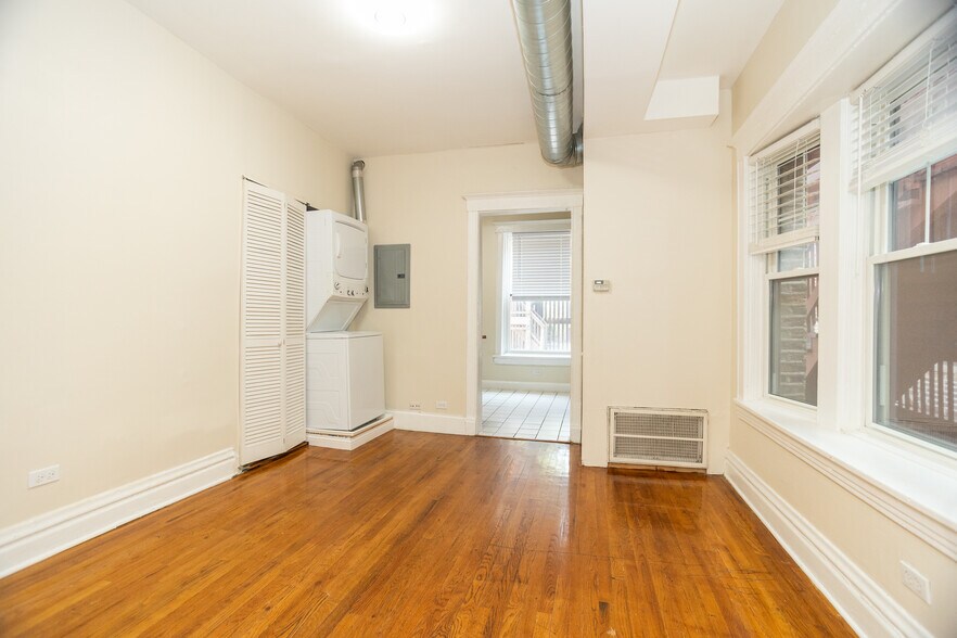 Living - 3149 W Lyndale St