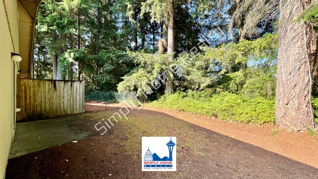 Building Photo - MOVE-IN READY LUXURY RENTAL - Beautifully Renovated 3 Bedroom, 2 Bathroom Duplex in Quiet Cul-de-...