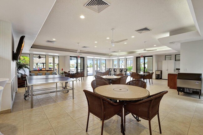 Building Photo - 3567 Commodore Cir