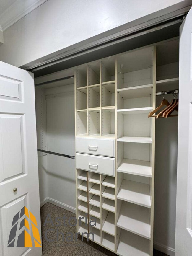 Building Photo - 3 Bedroom Home with Rooftop Views and Modern Finishes