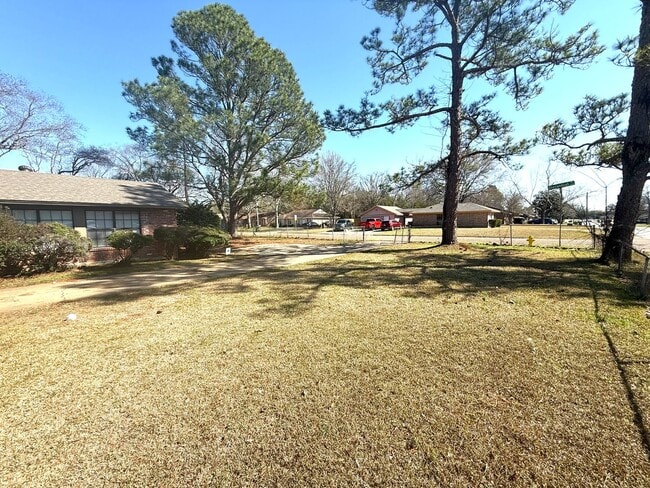 Building Photo - ** 3 Bed 2 Bath Located in Virginia Estates ** Call 334-366-9198 to schedule a self tour