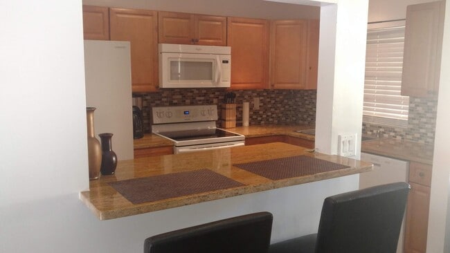 Building Photo - Spacious 2 Bedroom 2 Bathroom Condo