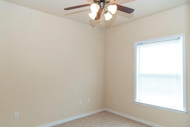 Building Photo - "Spacious 3-Bedroom Townhouse with 2.5 Baths in Prime Fort Walton Beach Location!"