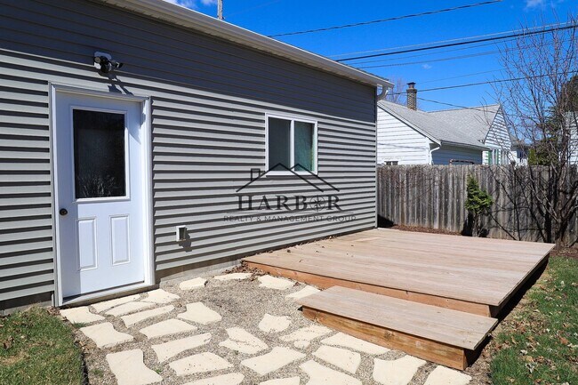 Building Photo - 3 Bedroom Single Family Home in SE Rochest...
