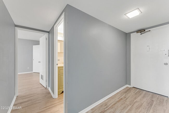 Building Photo - 1224 S Peninsula Dr