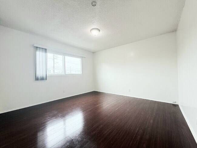 Building Photo - 10130 S Inglewood Ave