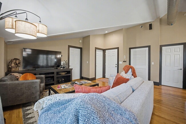 Building Photo - 261 S Limestone