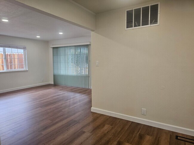 Building Photo - 967 Kern St