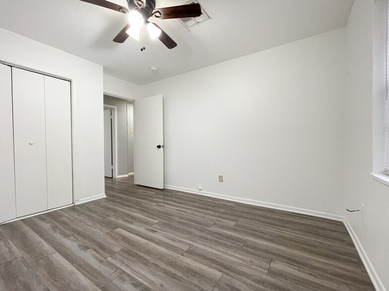 Building Photo - 1118 La Porte Dr