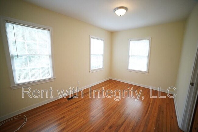 Building Photo - 1935 Temple Dr