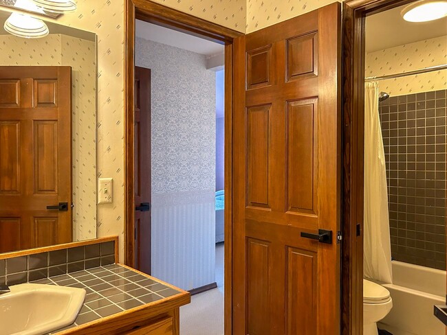 Building Photo - Elegant 4-bed, 4-bath