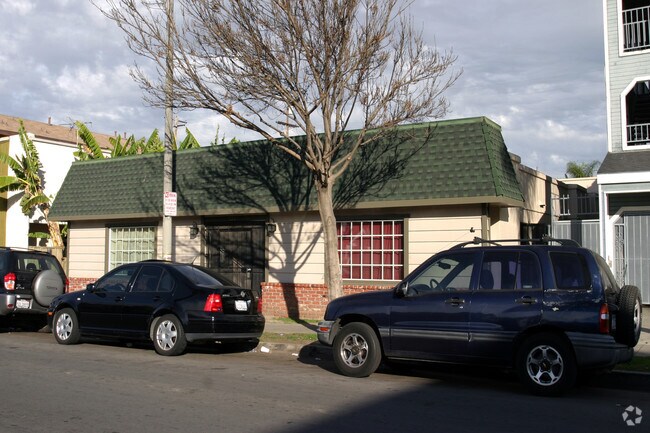 Building Photo - The Courtyards in Long Beach