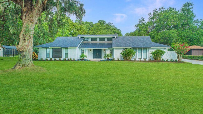 Building Photo - Beautifully Updated 3/2 Pool Home with Lar...