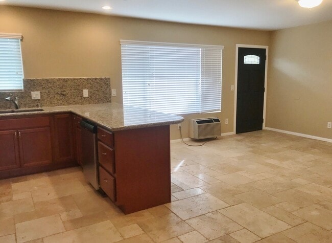 Building Photo - Beautiful and Spacious Apartment in Gated ...