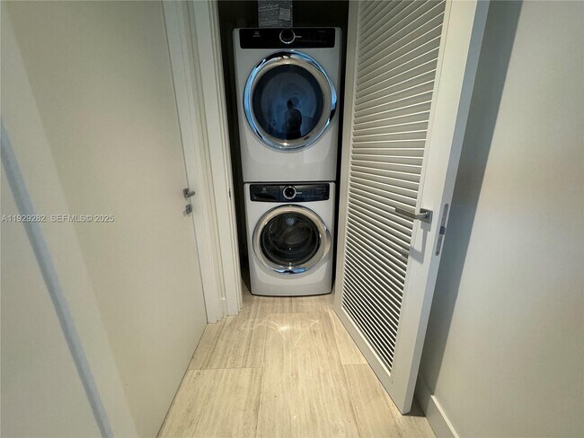 Building Photo - 1451 Brickell Ave