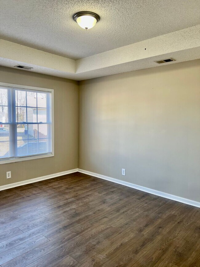 Building Photo - Newly Renovated Home Off Trenton Rd!