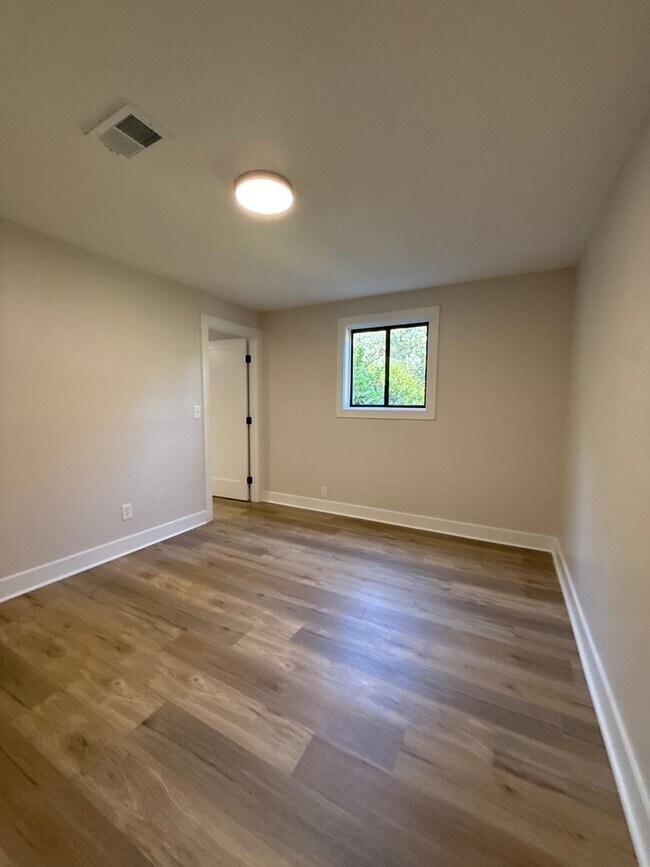 Building Photo - 4 bed 3 bath in Marietta!