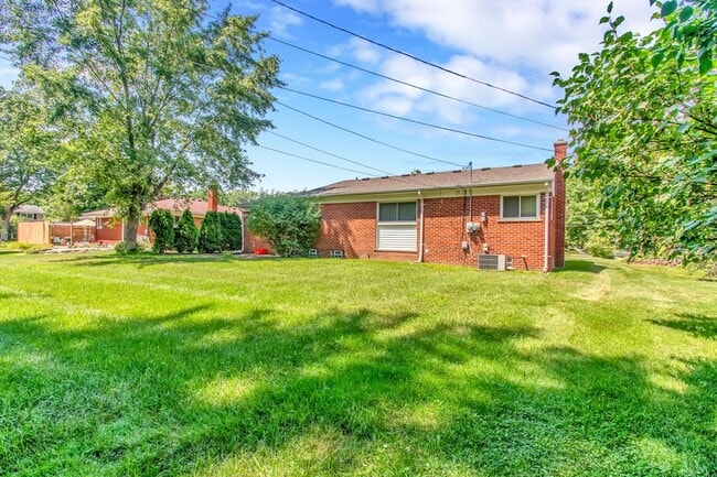 Building Photo - 16345 Pollyanna St