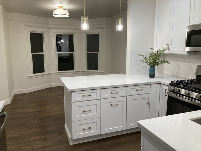 Kitchen Bar - 2791 Greenwich St