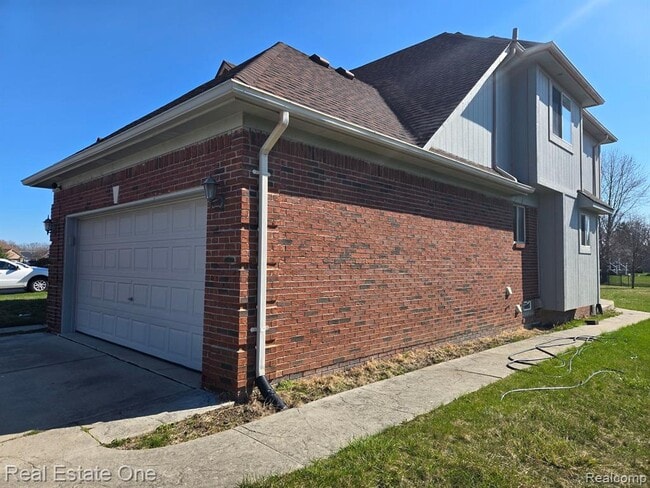 Building Photo - 42510 Pinehurst Dr