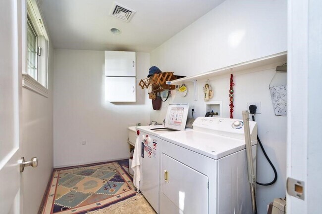 Building Photo - 73 Bayside Ave