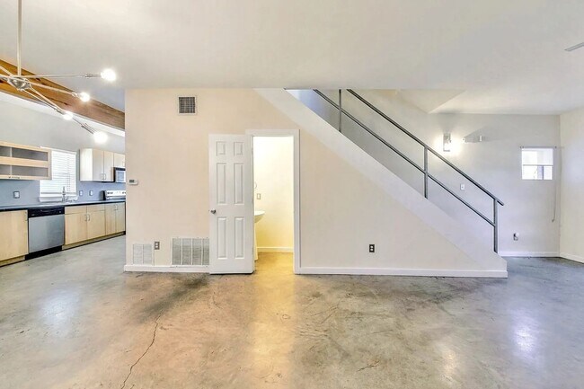 Building Photo - Stylish Two Story Townhome in the Cedars District of Dallas