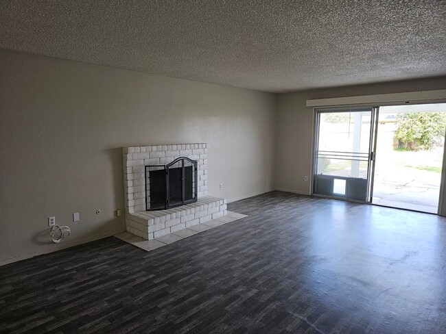 Building Photo - 3 Bd 2 Ba Home in South Bakersfield