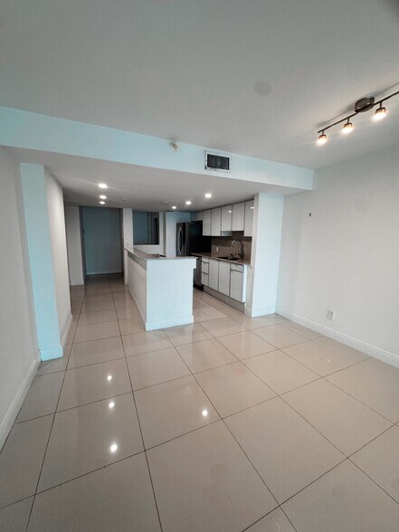 Building Photo - 1632 S Bayshore Ct