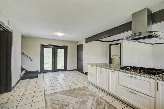 Building Photo - 2708 County Rd 686