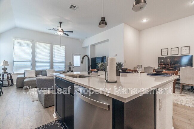 Building Photo - 305 Foxtail Wds