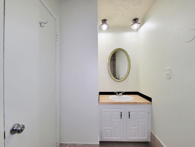Building Photo - NICE 3 BEDROOM 2 BATH RENTAL HOME IN CY FA...