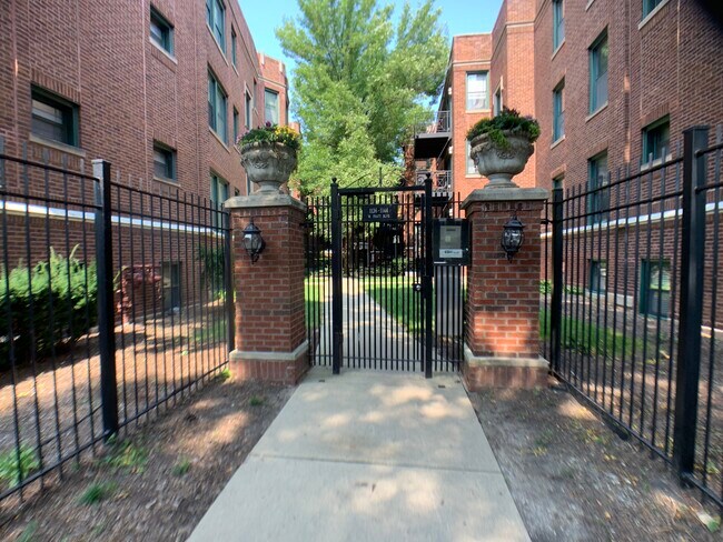 Primary Photo - 1144 W Pratt Blvd