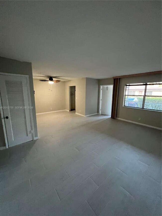 Building Photo - 501 Blue Heron Dr