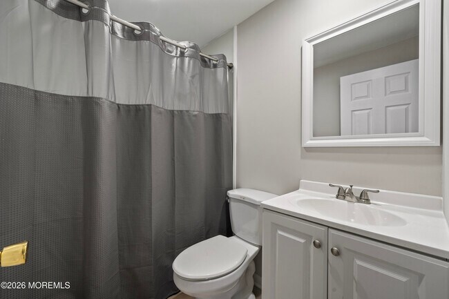 Building Photo - 261 Oak Ave