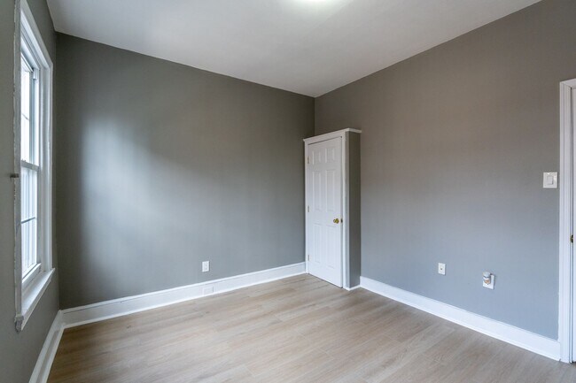 Building Photo - Charming 2 bedroom